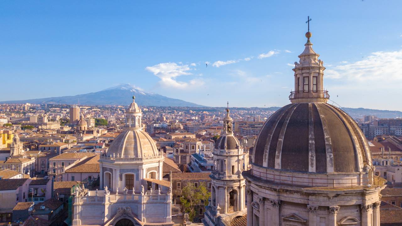 Catedral de Catânia com o fumegante vulcão Etna ao fundo