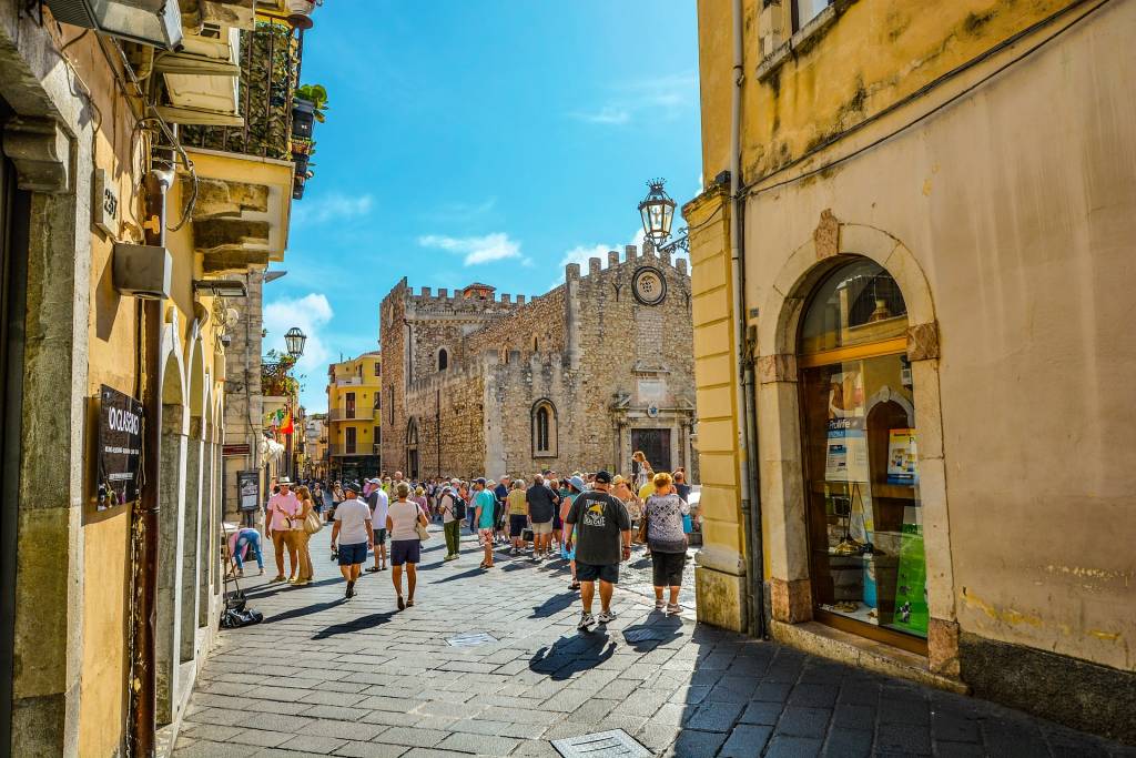 Em Taormina, as ruazinhas desembocam na Piazza de Duomo.