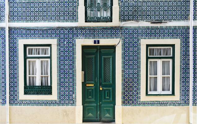 Esparramada pelas colinas que ladeiam o lendário Rio Tejo, Lisboa tem telhados vermelhos e azulejos coloridos; e becos e ruelas que guardam preciosidades de um rico passado. O nosso próprio passado Esparramada pelas colinas que ladeiam o lendário Rio Tejo, Lisboa tem telhados vermelhos e azulejos coloridos; e becos e ruelas que guardam preciosidades de um rico passado. O nosso próprio passado