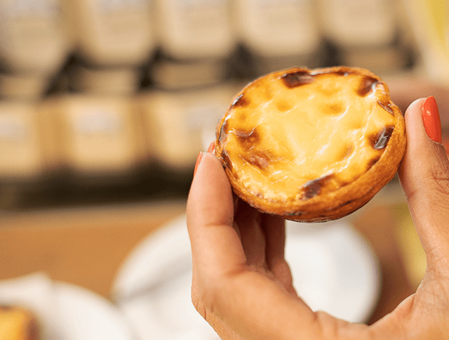 O pastel de nata, com massa folhada e recheio cremoso servido quente, é o doce mais famoso do país. A receita original é segredo da doceira Pastéis de Belém aberta em 1837