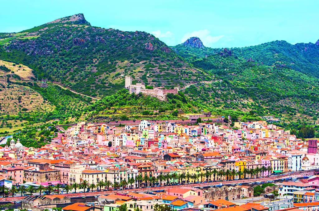 Cortada por um rio, a medieval Bosa tem casas coloridas e um castelo lá no alto. E ainda não foi descoberta pelo turismo de massa! Crédito: