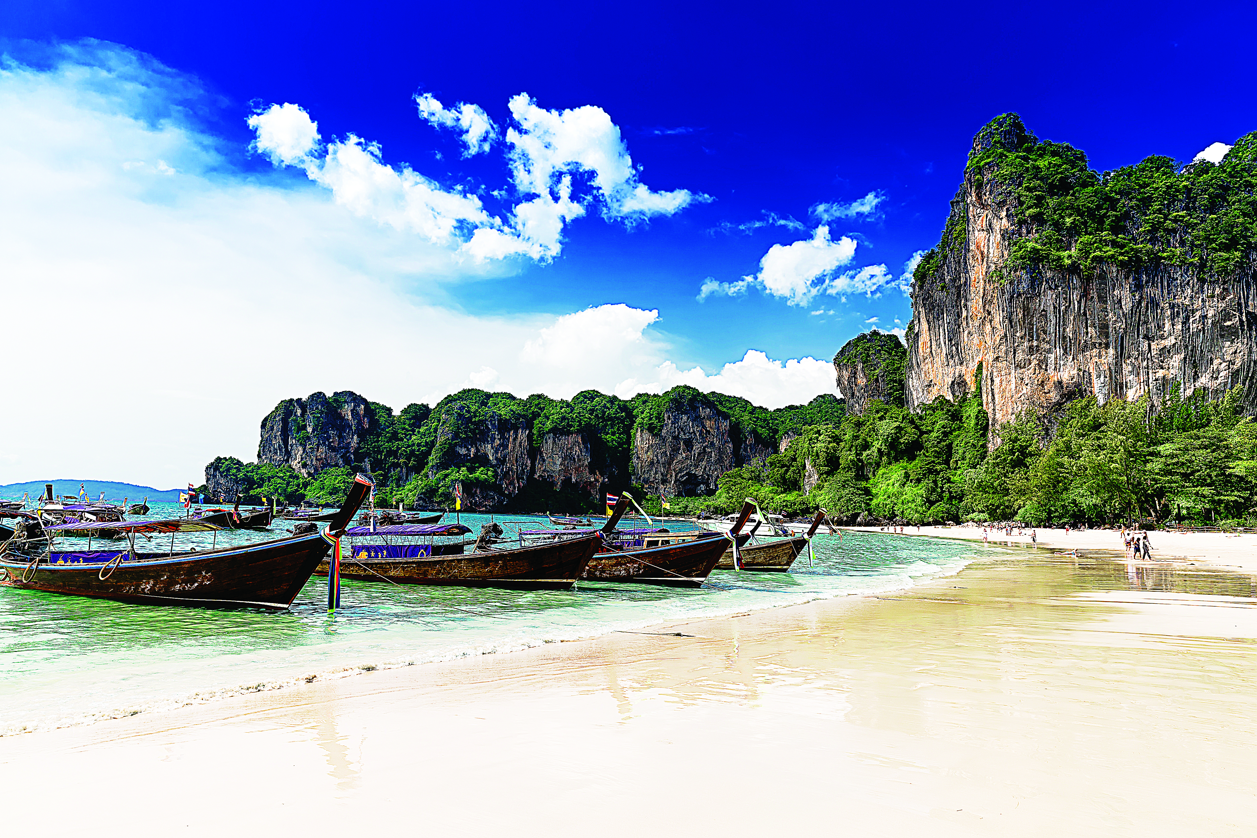 Long tail boats na Praia Railey, em Krabi, Tailândia