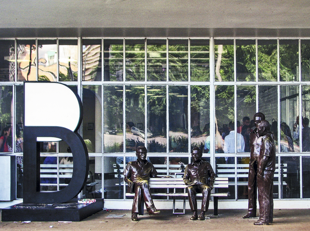 Estátuas da obra Encontro Marcado, na Biblioteca Luiz de Bessal, Belo Horizonte, Minas Gerais, Brasil Estátuas da obra Encontro Marcado, na Biblioteca Luiz de Bessal, Belo Horizonte, Minas Gerais, Brasil