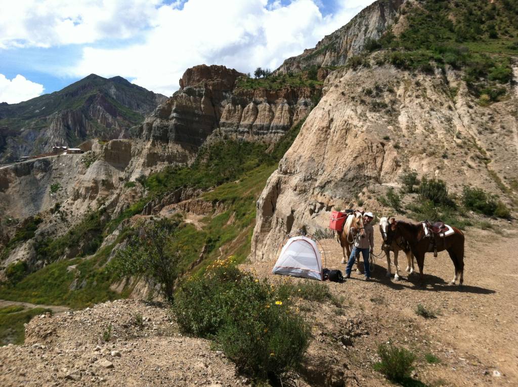 Um dos maiores desafios foi atravessar montanhas com os cavalos. Na foto, o brasileiro cruzava os Andes Bolivianos