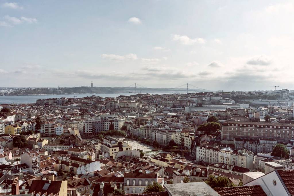 Vista de Lisboa: ao fundo, o Tejo e a Ponte 25 de Abril