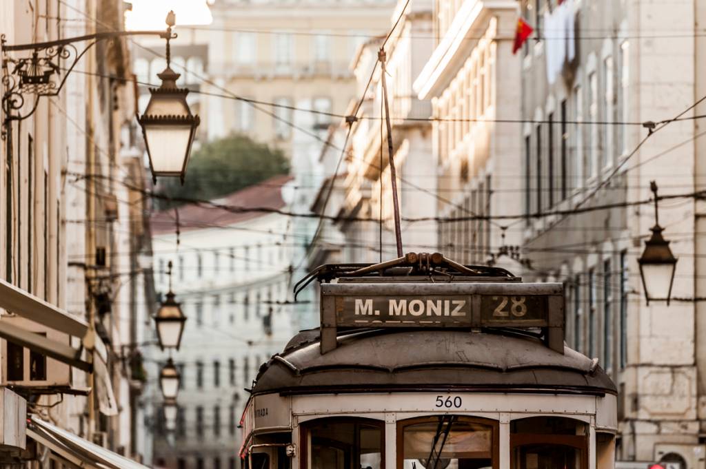 O eléctrico 28 no centro de Lisboa: vida tranquila