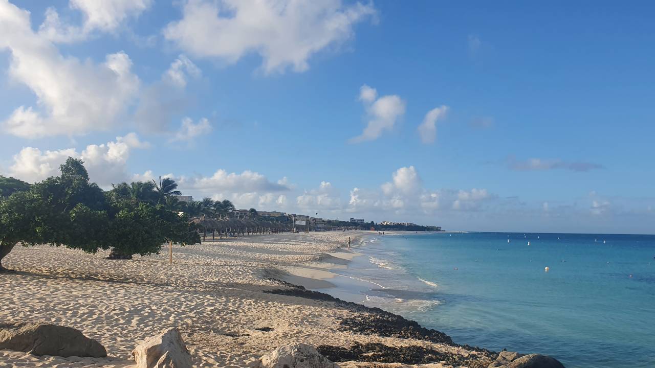 Um amanhecer deserto em Eagle Beach, em Aruba