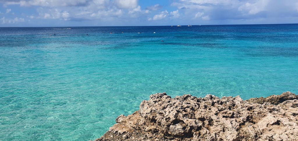 As cores incríveis do mar de Boca Catalina, em Aruba