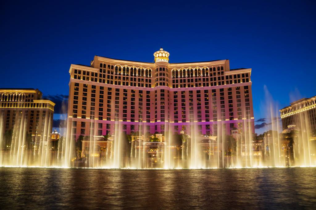 Fountains of Bellagio at sunset: hotel casino in Las Vegas Fountains of Bellagio at sunset: hotel casino in Las Vegas