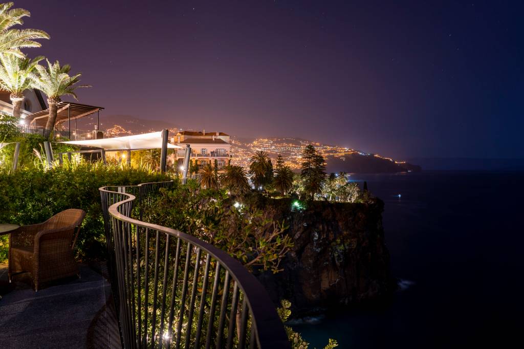 "A" vista do Avista: as luzes do Funchal lá na frente