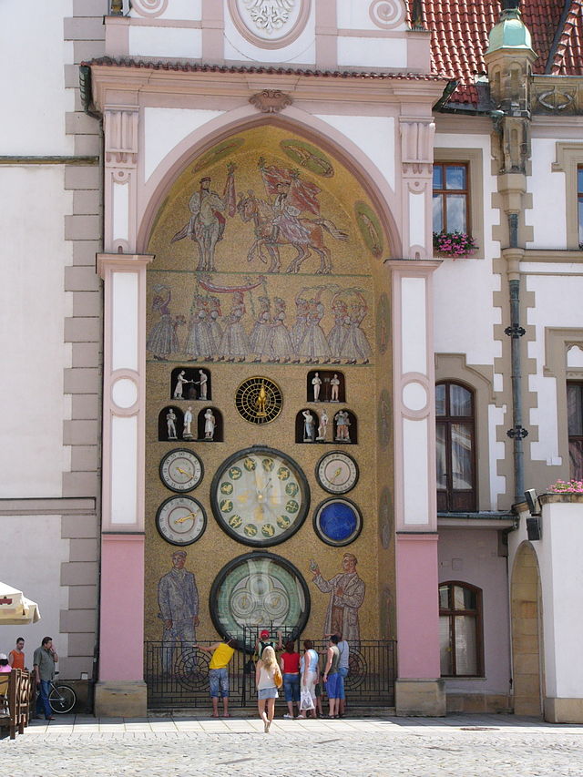 Turistas observam o funcionamento do Relógio Astronômico Comunista em Olomuc, na República Tcheca