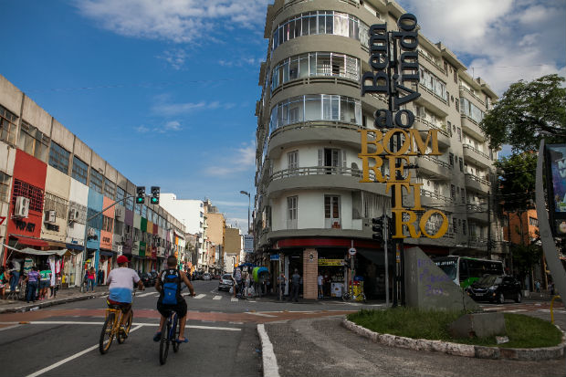 Placa de boas vindas do bairro Bom Retiro na entrada da Rua José Paulino