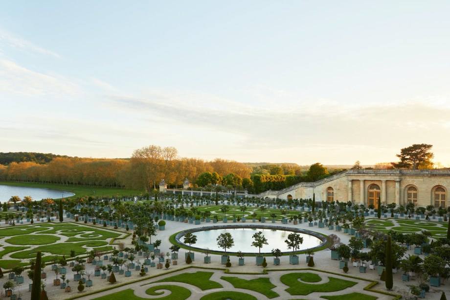 Um dos passeios exclusivos para hóspedes percorre os famosos jardins planejados de Versalhes