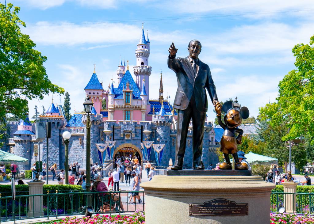 Estátua de Walt Disney junto com o Mickey, no Walt Disney Resort