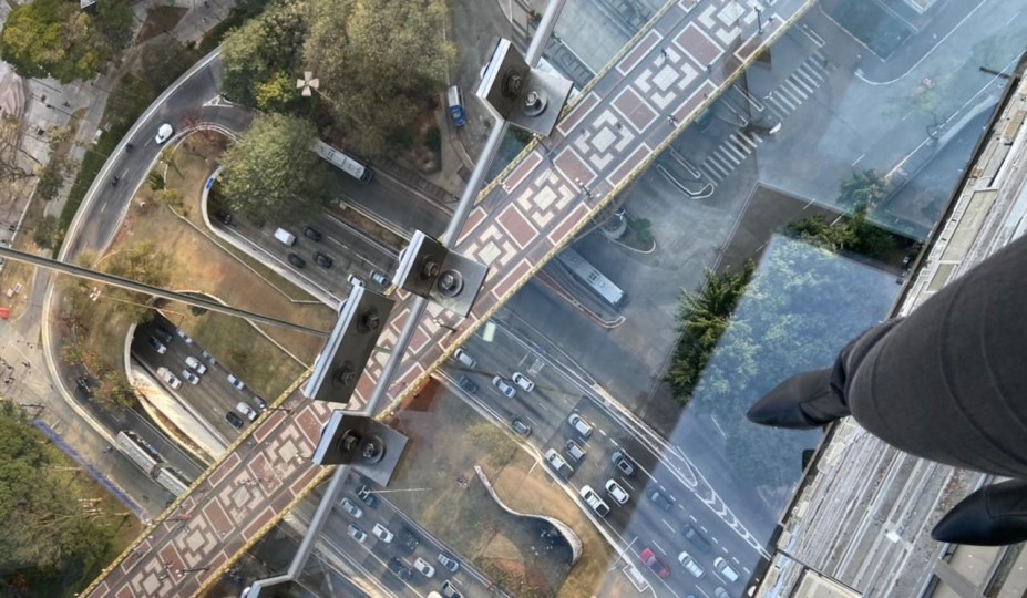 Do deck com vista para o Vale do Anhanhabaú, o visitante flutua sobre o Viaduto Santa Ifigênia