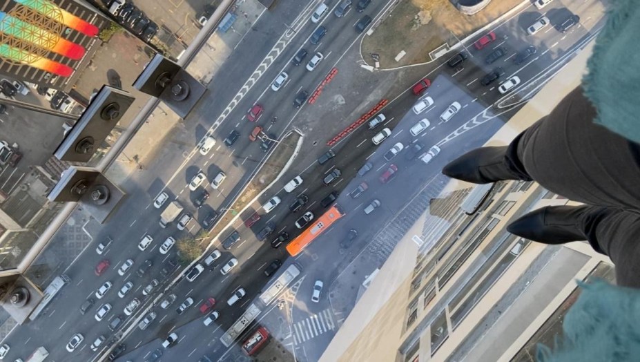 O trânsito da Avenida Prestes Maia fluia bem debaixo dos meus pés