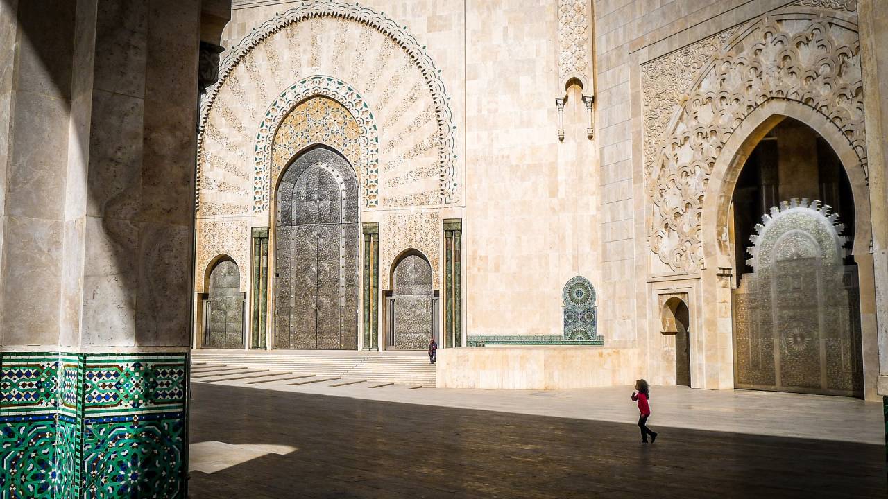Criança corre no pátio da Mesquita Hassan em Casablanca, Marrocos