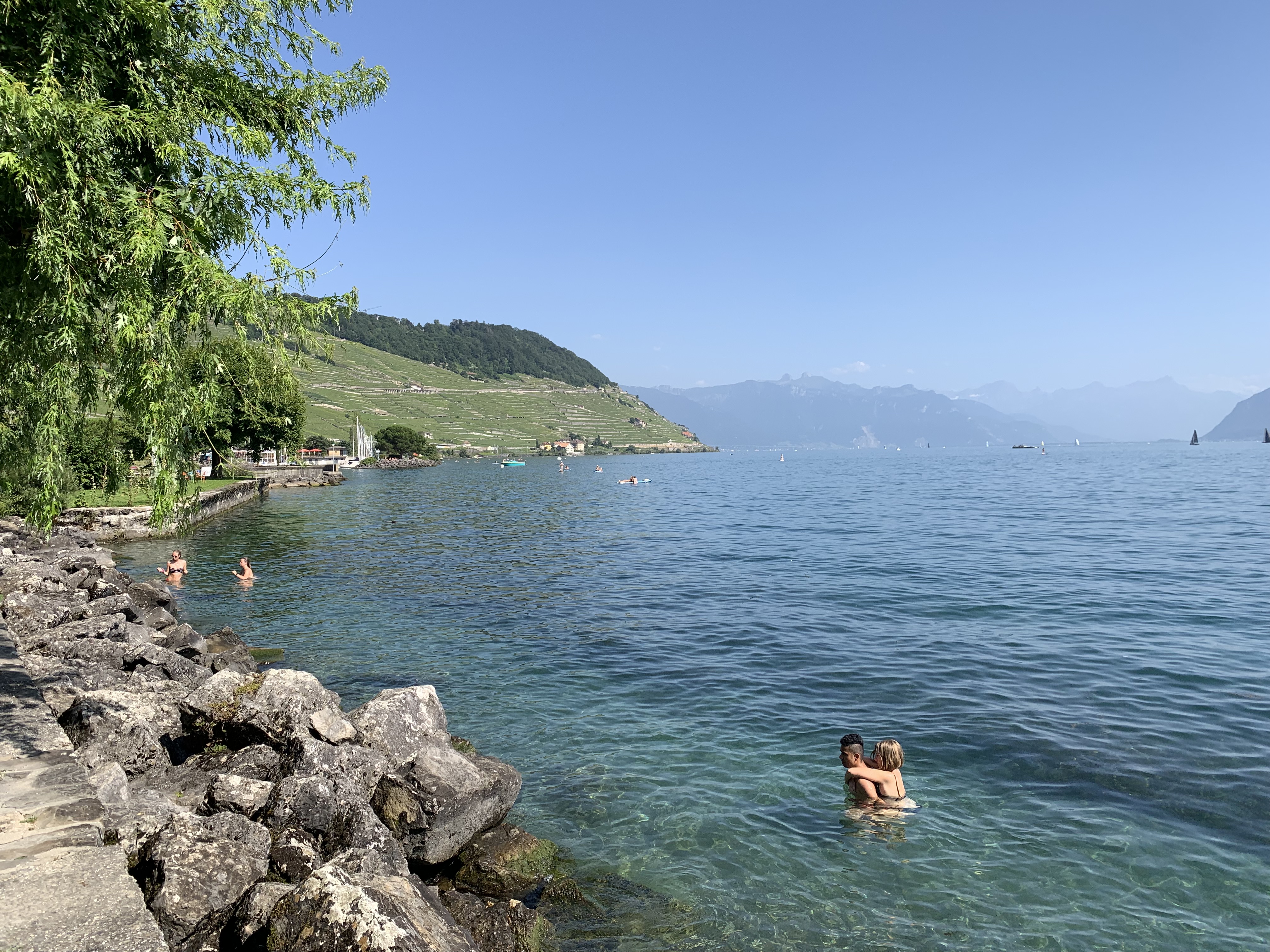 A água cristalina do Lago de Genebra: ideal para se refrescar