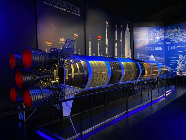 Réplica do foguete Saturn V - em tamanho reduzido, é claro Réplica do foguete Saturn V - em tamanho reduzido, é claro