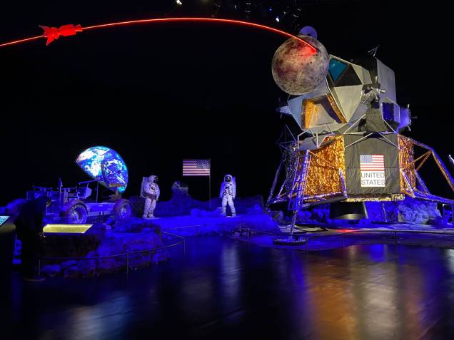 Réplica da Roving, veículo de quatro rodas que os astronautas usaram para circular pela Lua Réplica da Roving, veículo de quatro rodas que os astronautas usaram para circular pela Lua