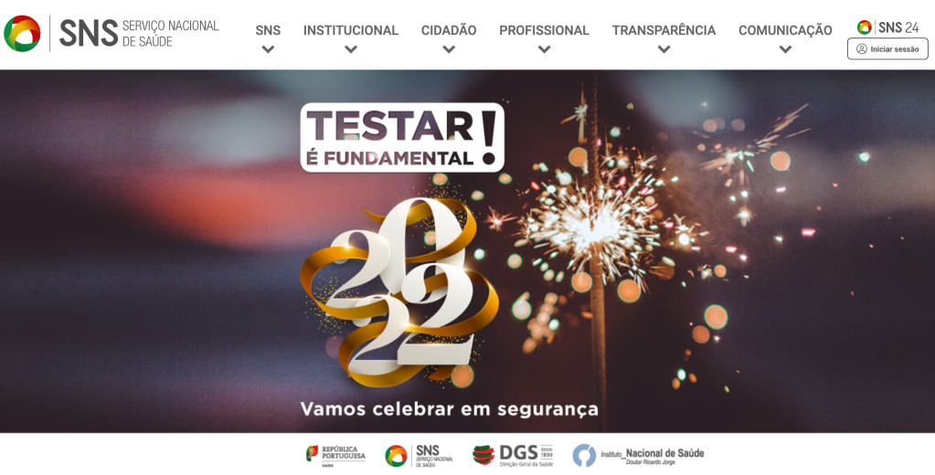 Fogos de artifício e os números 2022 em destaque, entrelaçado por fios dourados, com a frase: testar é fundamental!