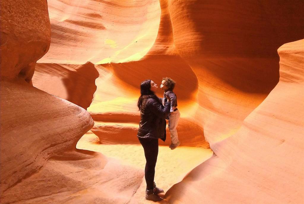 Antelope Canyon Mãe e filho brincando no Antelope Canyon
