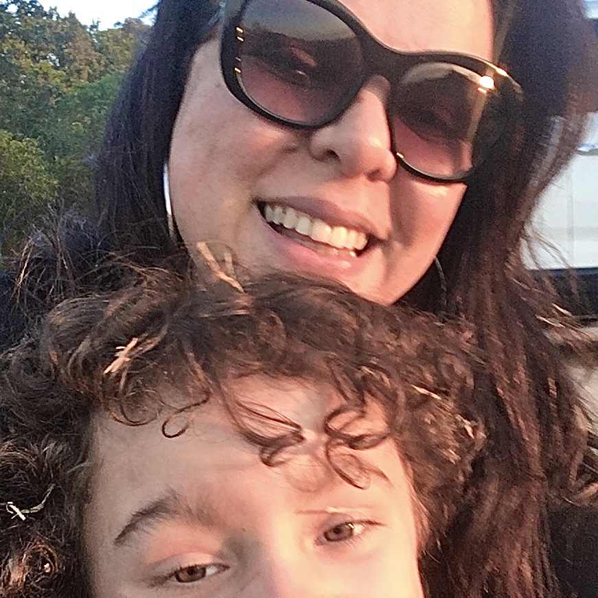 Mãe e filhote Mulher de óculos escuros com menino em primeiro plano