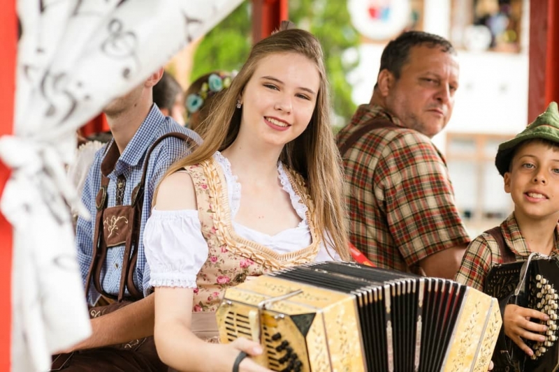 Menina toca bandoneón durante a Festa Pomerana.