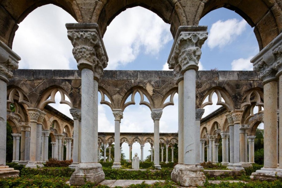 Parte da propriedade do Four Seasons, o claustro agostiniano do século XII foi trazido peça por peça da França.