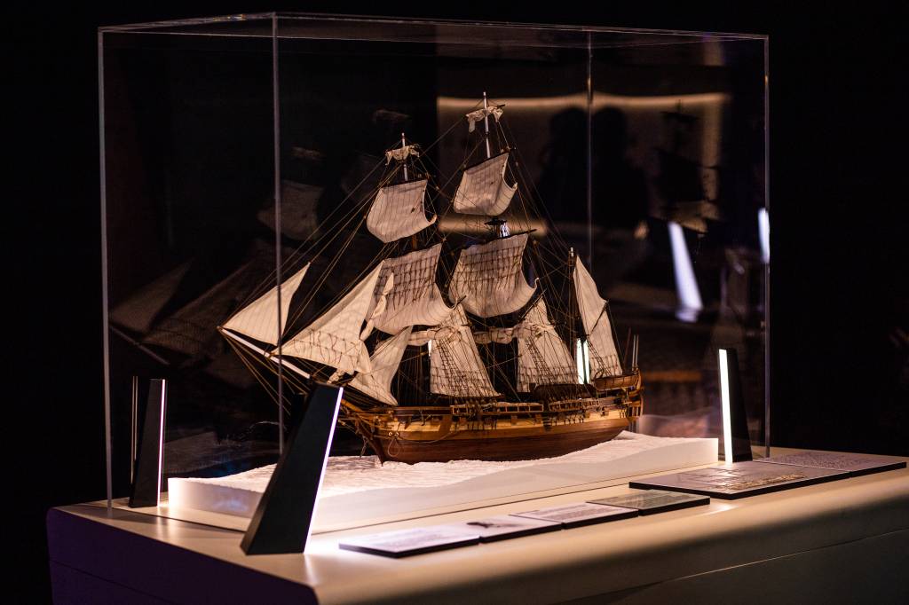 Exposição Darwin o original, Sesc Interlagos, São Paulo A imagem mostra um navio em miniatura