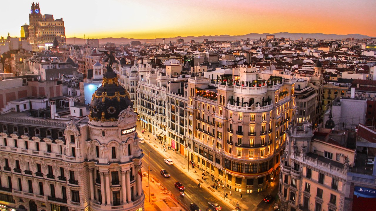 Vista do por do sol aéreo da Calle Gran Vía, em Madrid, Espanha