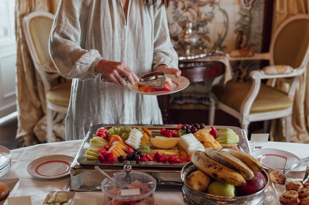 30 Mesa de café da manhã, com detalhe para uma bandeja de frutas fatiadas