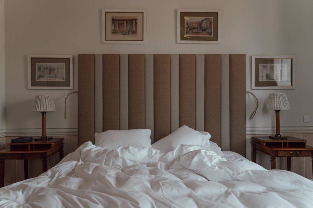 55 Cama desarrumada de um quarto de hotel