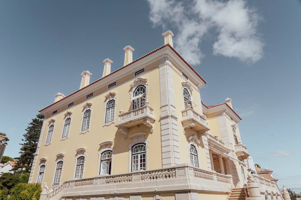 69 Palacete amarelo com detalhes em branco