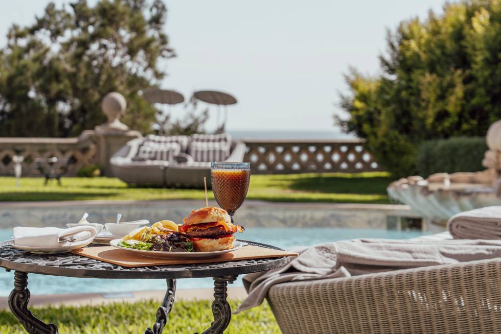 98 Hamburguer e suco de frutas vermelhas servidos à beira da piscina