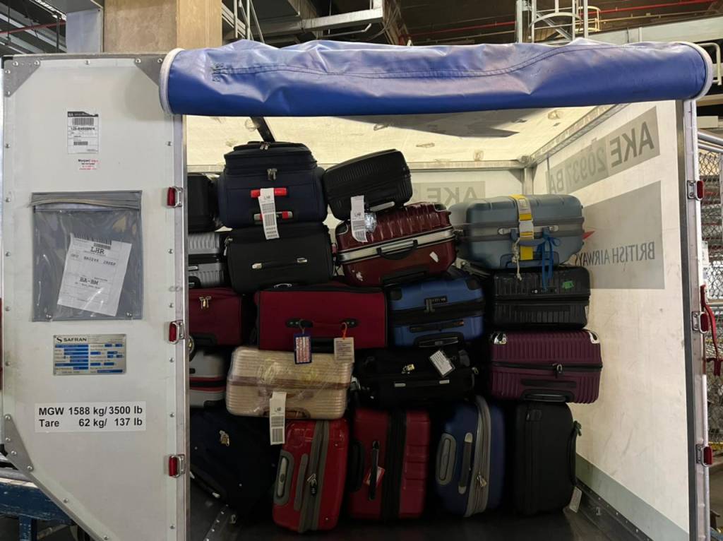 contêiner com malas, aeroporto de guarulhos, são paulo contêiner com malas, aeroporto de guarulhos, são paulo