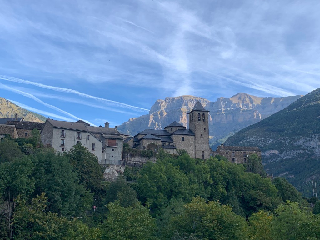 A linda Torla-Ordesa, ponto de partida para explorar o Parque Nacional de Ordesa y Monte Perdido.