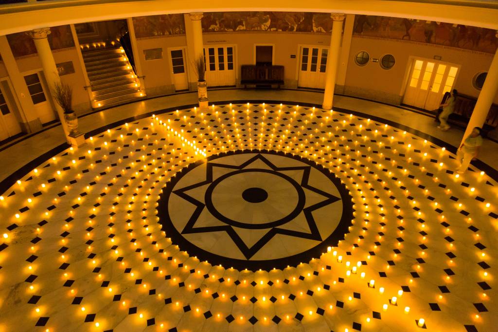 Labirinto de Velas, Grande Hotel Termas de Araxá, Minas Gerais, Brasil A fotografia mostra velas dispostas em círculo no chão