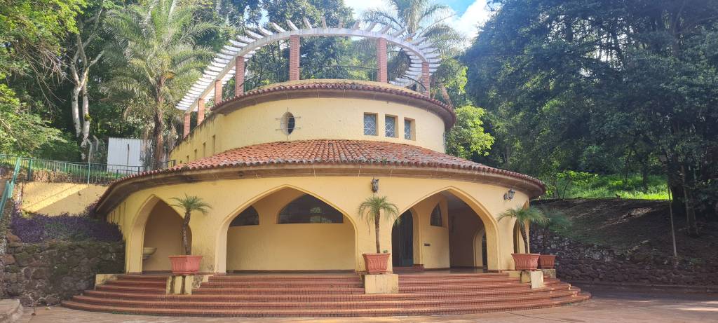 Fonte Dona Beja, Grande Hotel Termas de Araxá, Minas Gerais, Brasil A foto mostra uma construção com paredes amareladas