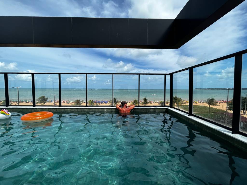 BARA_Dri_Setti – 6 Bem bom na piscina do Ba'ra, com vista para a praia de Cabo Branco.