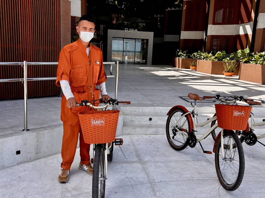 BARA_Dri_Setti – 7 Minha bike prontinha e o uniforme mara do funcionário do Ba'Ra.