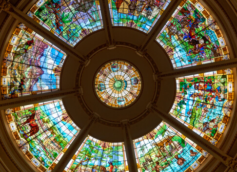 Vitrais das Termas, Grande Hotel Termas Araxá, Minas Gerais, Brasil A fotogrfia colorida mostra um vitral circular