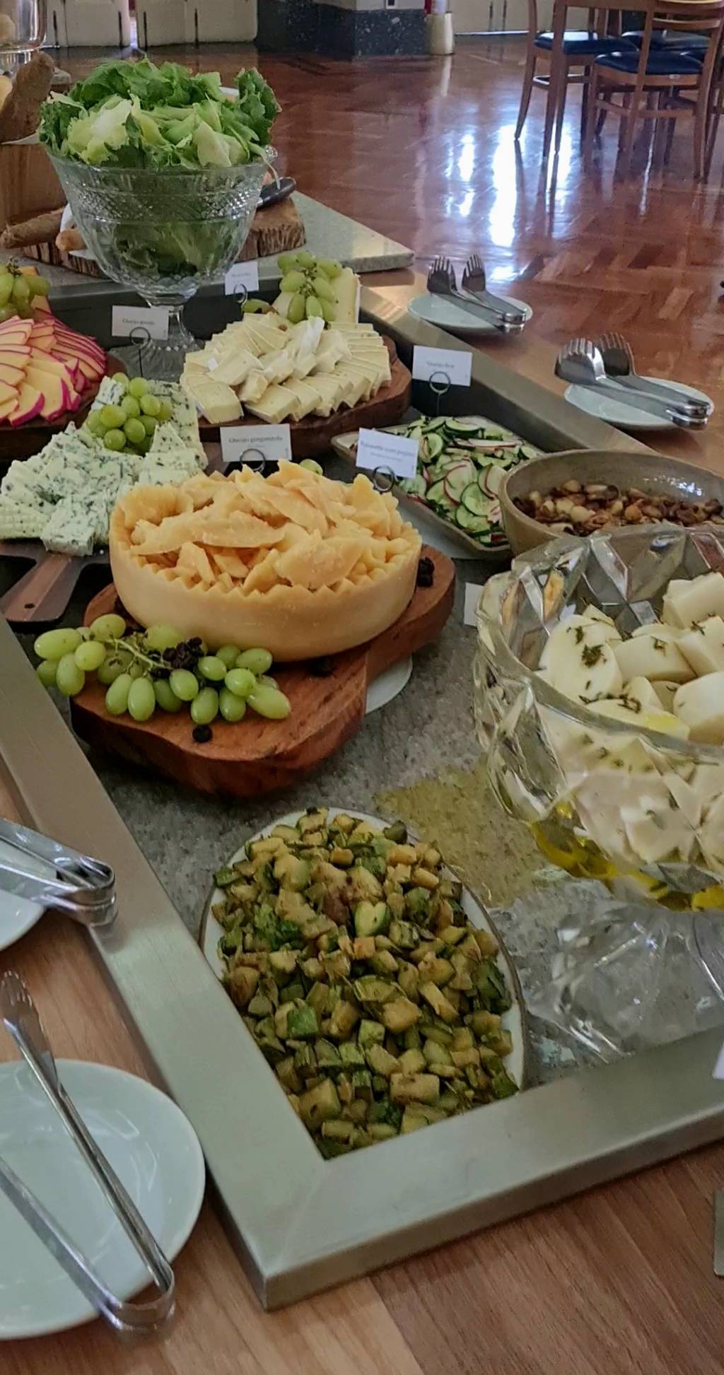 estaurante Estância do Barreiro, Grande Hotel Termas de Araxá, Minas Gerais, Brasil A foto mostra uma mesa com queijos e verduras