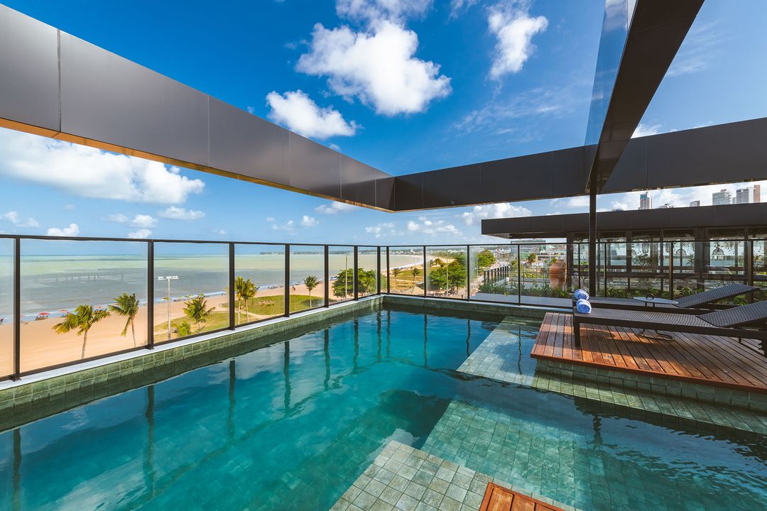 A vista panorâmica da piscina.