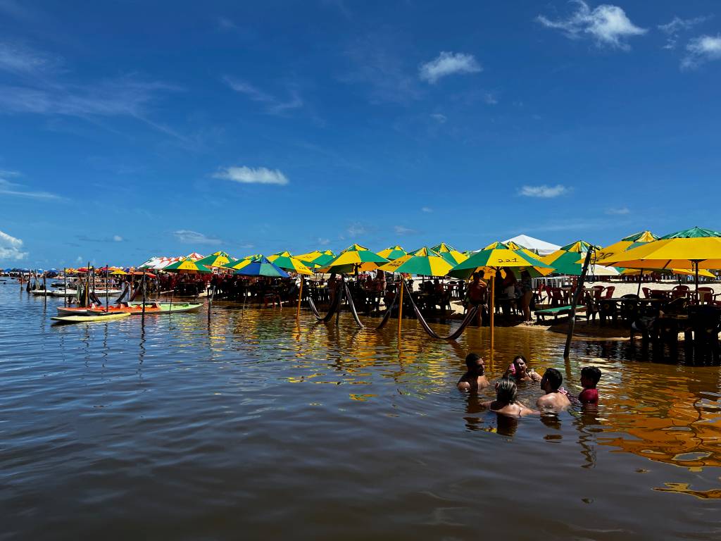 Conde_DriSetti – 6 O rio de Coca-cola na vizinha Praia Bela.