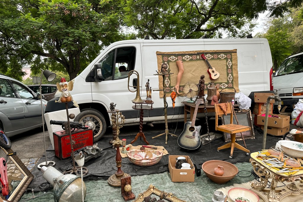 Van com artigos exposta na Feira da Ladra mostra objetos como instrumentos musicais, cadeiras e até a perna de um manequim de plástico