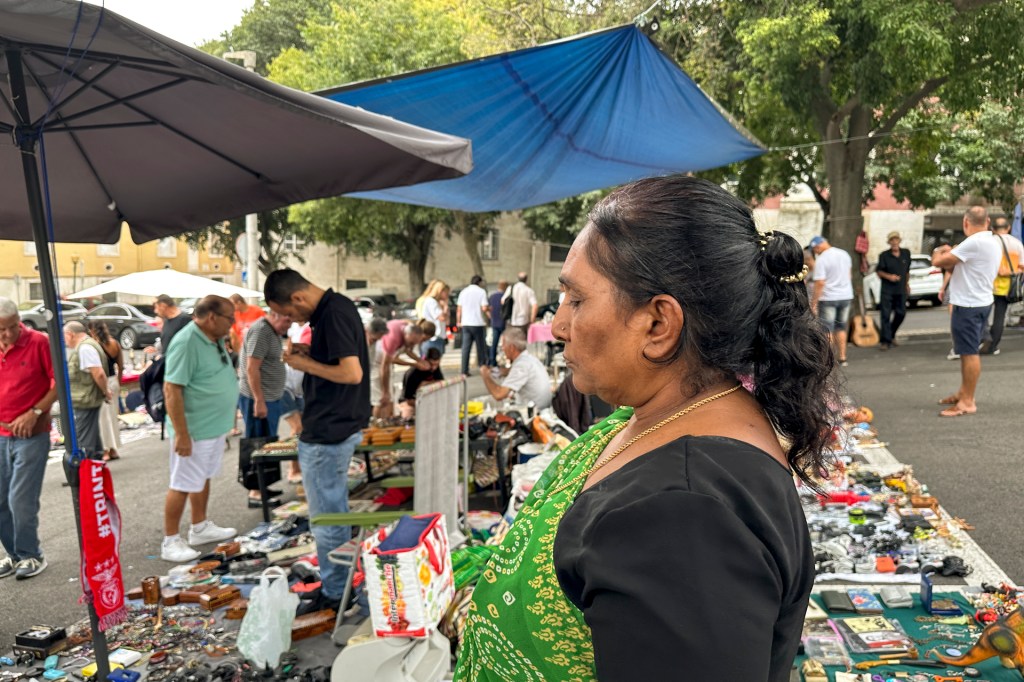 Mulher indiana vestida de sari na Feira da Ladra