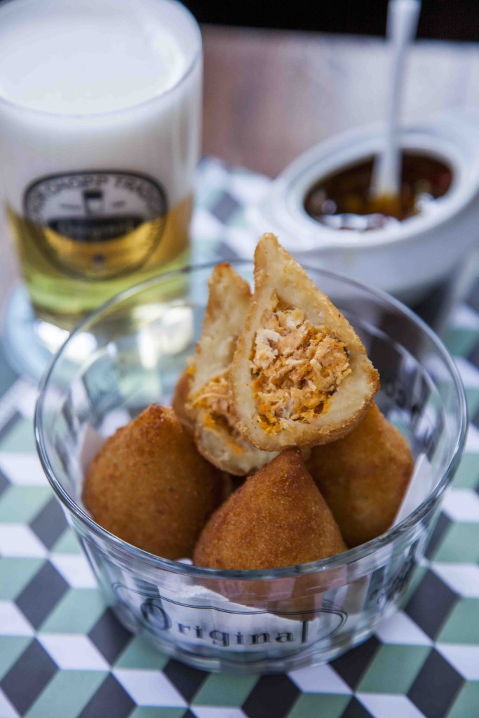 A coxinha acompanha o chope bem tirado do Original