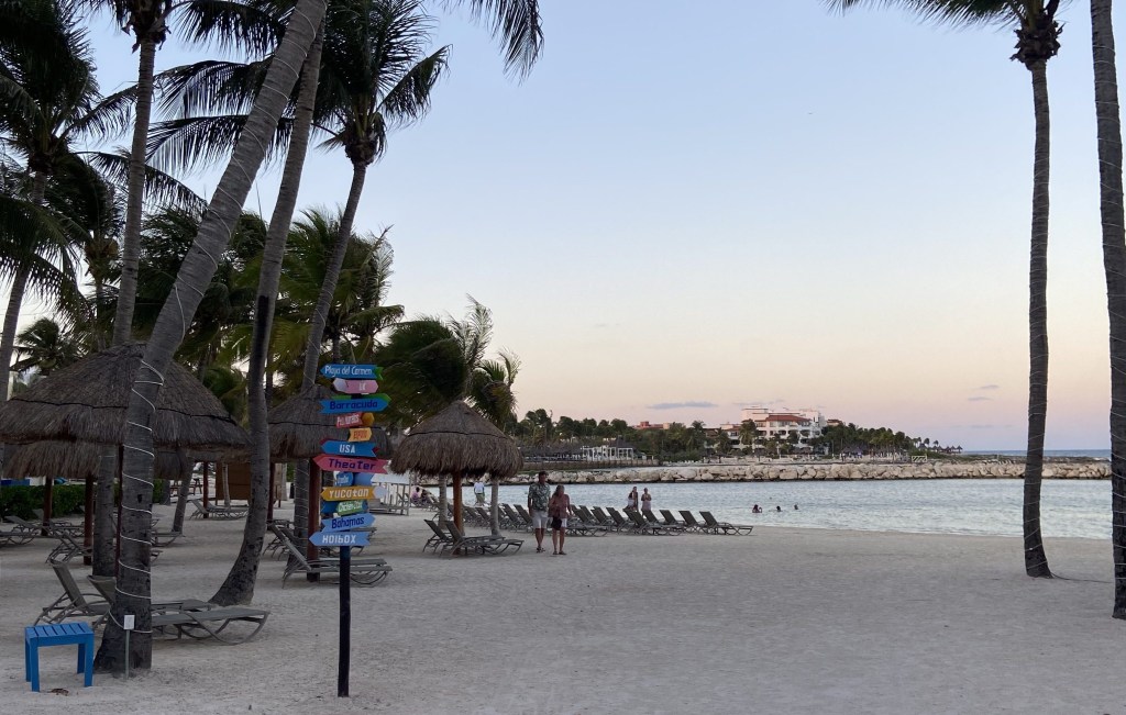 Praia do hotel ao pôr do sol: difícil é tirar as crianças da água rasa e calminha