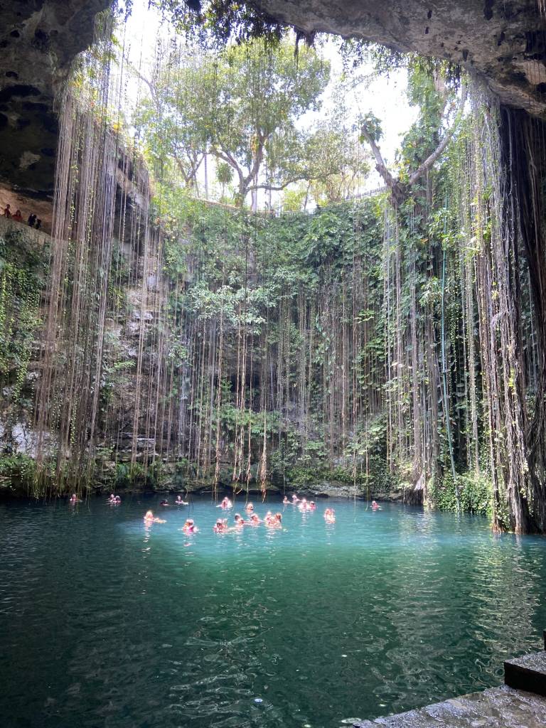 Ik-Kil Cenote, Tulum, Riviera Maya, México Ik-Kil Cenote, Tulum, Riviera Maya, México